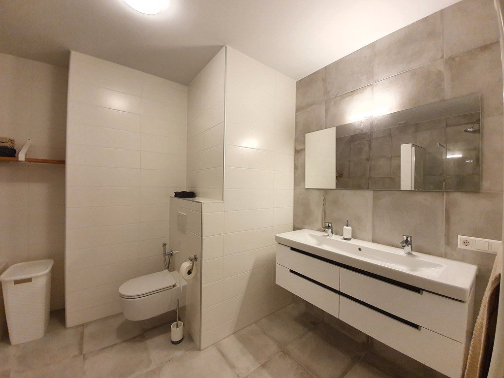 e9d19ef6-ac56-4a01-ab94-5a9f2980e9f5.jpg